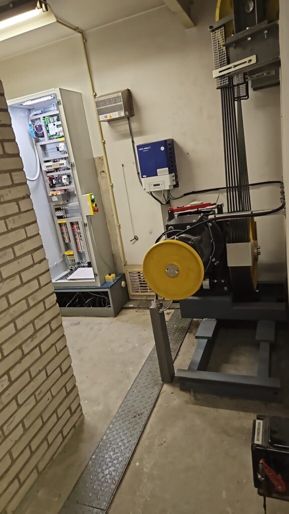 Montage lift besturing in machine kamer